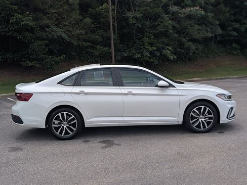 Used 2025 Volkswagen Jetta SE w/ Sunroof Package FWD image 10