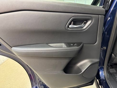 Used 2025 Nissan Rogue SV image 14