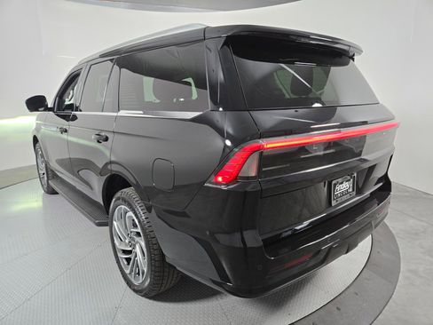New 2026 Lincoln Navigator Premiere AWD/4WD image 7