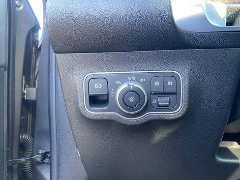 Used 2025 Mercedes-Benz GLB 250 4MATIC image 15