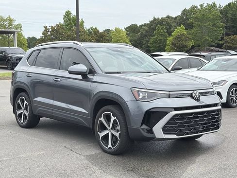 Used 2025 Volkswagen Taos SEL AWD/4WD image 7