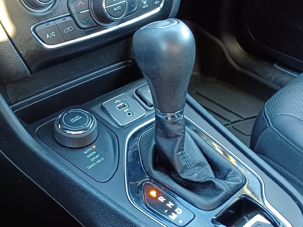 Used 2019 Jeep Cherokee Limited AWD/4WD image 23