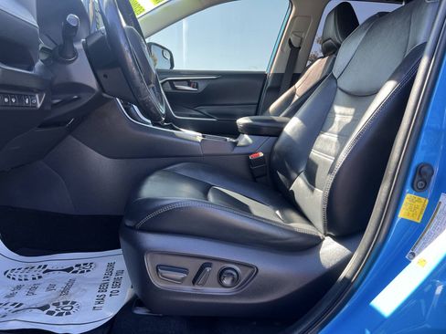 Used 2020 Toyota RAV4 XLE Premium FWD image 5