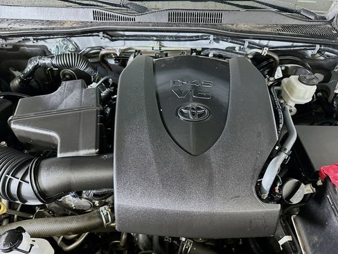 Used 2020 Toyota Tacoma Limited image 34