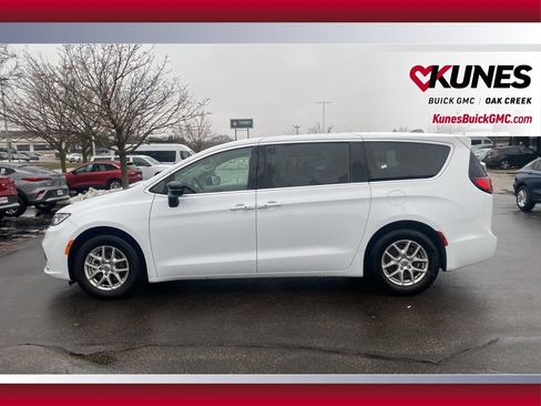 Used 2024 Chrysler Pacifica Touring-L FWD image 9