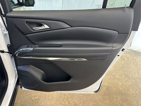 Used 2025 Chevrolet Traverse LT w/ Driver Confidence Package image 28