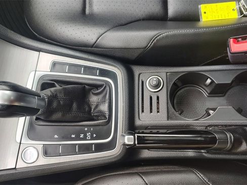 Used 2017 Volkswagen Golf SE image 24