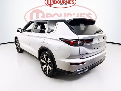 Used 2025 Mitsubishi Outlander SE image 9