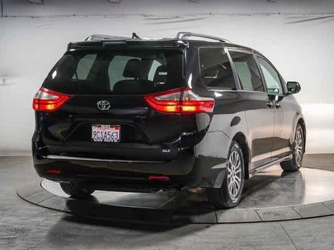 Certified 2019 Toyota Sienna XLE image 4