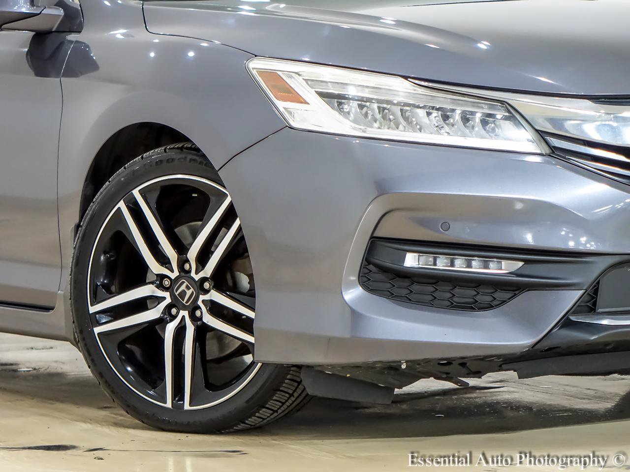 Used 2017 Honda Accord Touring image 3