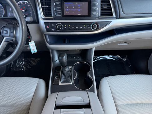 Used 2014 Toyota Highlander LE AWD/4WD image 16