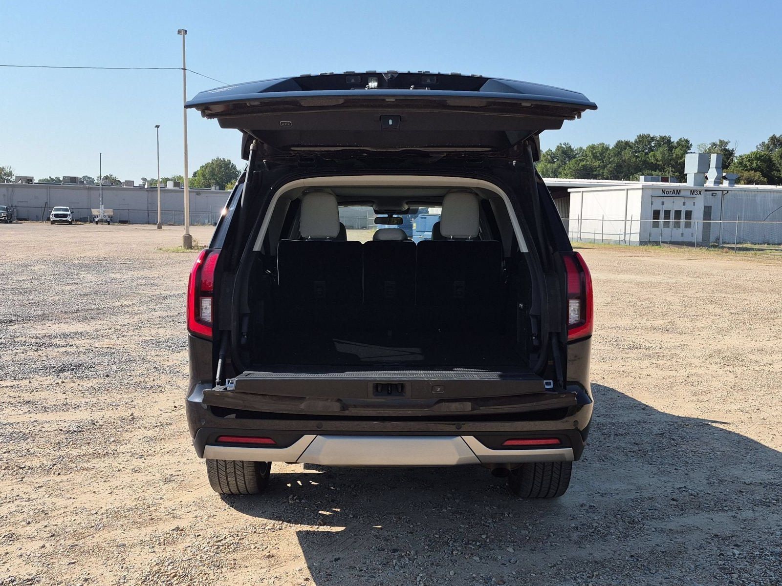 Used 2025 Ford Expedition Max Platinum w/ Platinum Ultimate Package AWD/4WD image 4