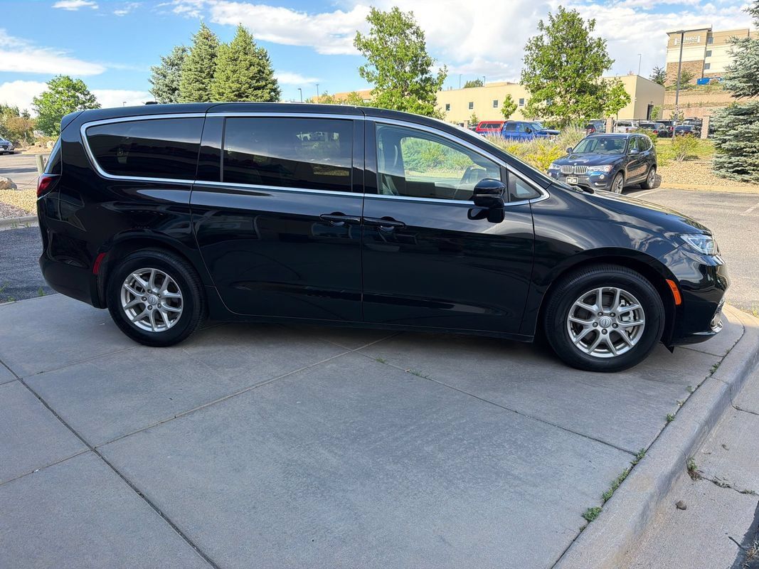 Used 2025 Chrysler Pacifica Select FWD image 5