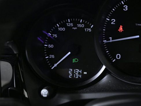 Certified 2025 Porsche Macan image 13