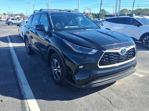 Used 2021 Toyota Highlander XLE image 3