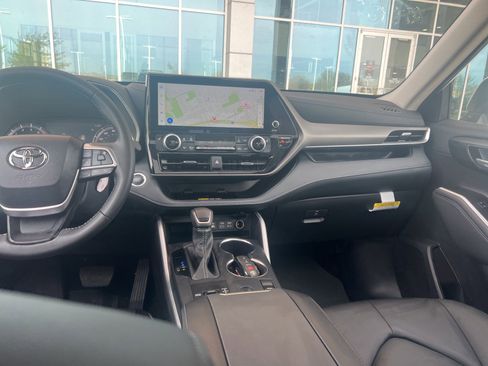 Used 2025 Toyota Highlander XLE image 29