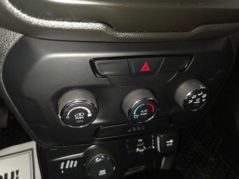 Used 2018 Jeep Renegade Sport w/ Power & Air Group image 16