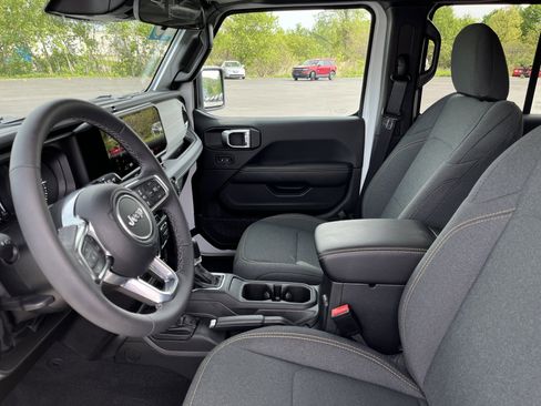 Used 2025 Jeep Wrangler Unlimited Sahara AWD/4WD image 16