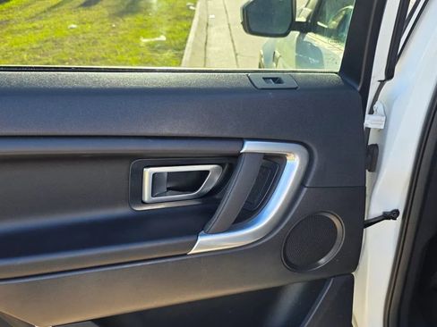 Used 2016 Land Rover Discovery Sport SE image 19