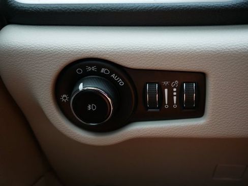 Used 2023 Chrysler Pacifica Touring-L FWD image 16