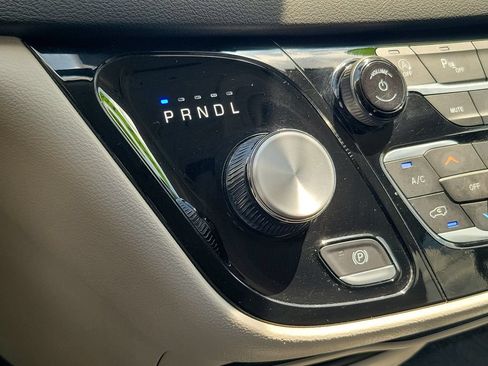 Used 2024 Chrysler Pacifica Touring-L FWD image 33