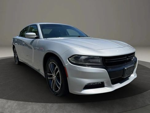 Used 2019 Dodge Charger SXT AWD/4WD image 3