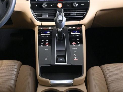 Certified 2023 Porsche Macan AWD/4WD image 16