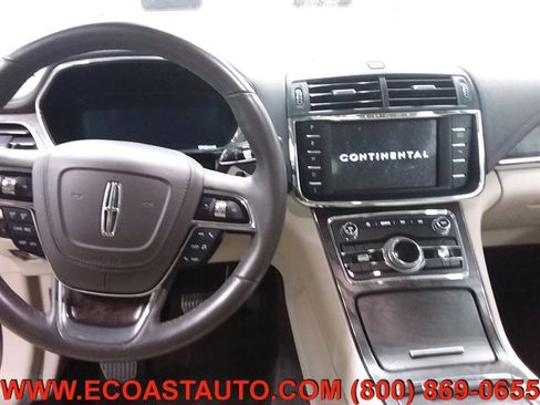 Used 2017 Lincoln Continental Select image 11