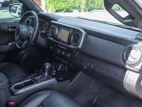 Used 2019 Toyota Tacoma TRD Sport image 40