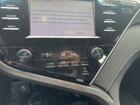 Used 2018 Toyota Camry SE w/ Moonroof Package FWD image 11