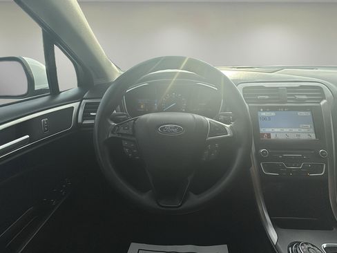 Used 2017 Ford Fusion SE w/ Fusion SE Technology Package image 11