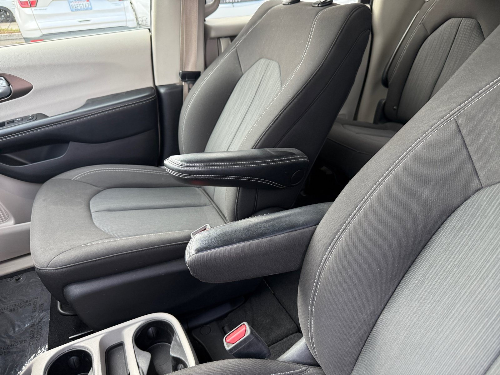 Used 2022 Chrysler Voyager LX FWD image 14