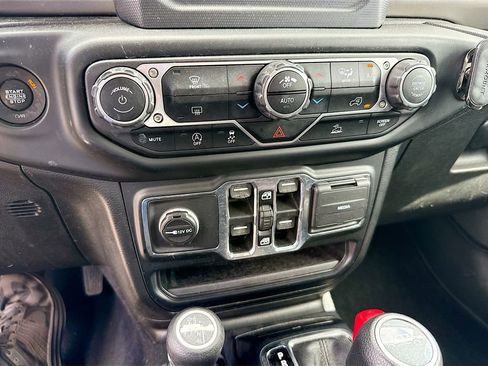 Used 2021 Jeep Gladiator Sport image 15