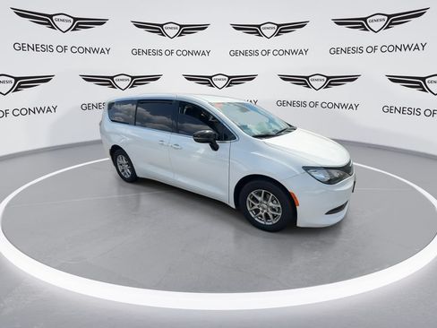 Used 2025 Chrysler Voyager LX FWD image 2