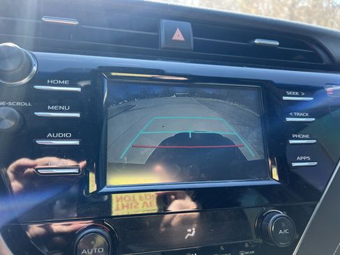 Used 2018 Toyota Camry SE image 23