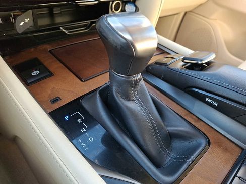 Used 2020 Lexus LX 570 4WD w/ Luxury Package image 14