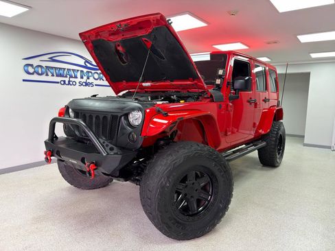 Used 2017 Jeep Wrangler Unlimited Rubicon AWD/4WD image 34