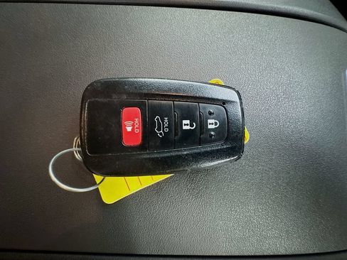 Used 2020 Toyota Highlander LE FWD image 39