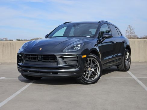 Certified 2025 Porsche Macan image 1