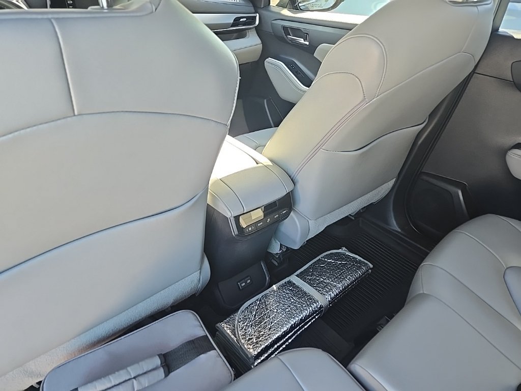 Used 2022 Toyota Highlander XLE FWD image 10
