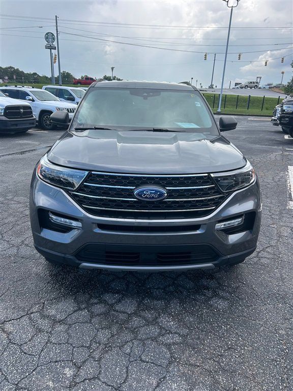 Used 2022 Ford Explorer XLT w/ Equipment Group 202A AWD/4WD image 3