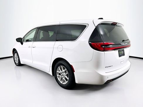 Used 2024 Chrysler Pacifica Touring-L image 5