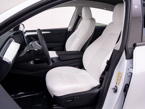 Used 2023 Tesla Model Y 2WD image 15
