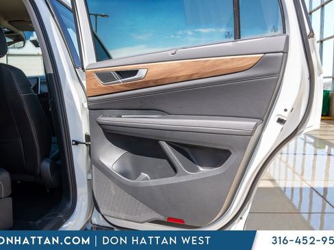 Used 2025 Volkswagen Atlas SE AWD/4WD image 19