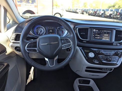 Used 2022 Chrysler Voyager LX image 16