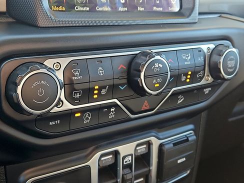 Used 2019 Jeep Wrangler Unlimited Sahara image 16