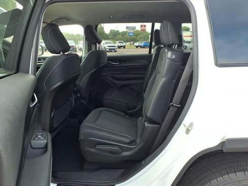 Used 2023 Jeep Grand Cherokee L Laredo image 7