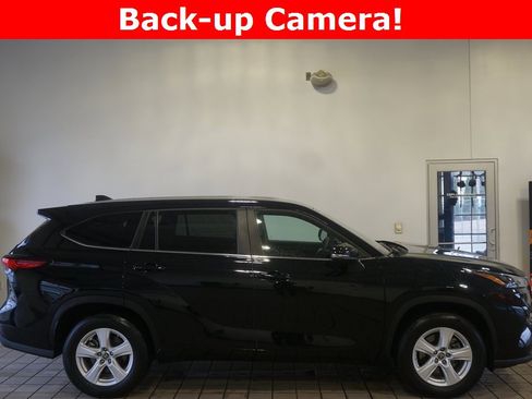 Used 2023 Toyota Highlander L image 2