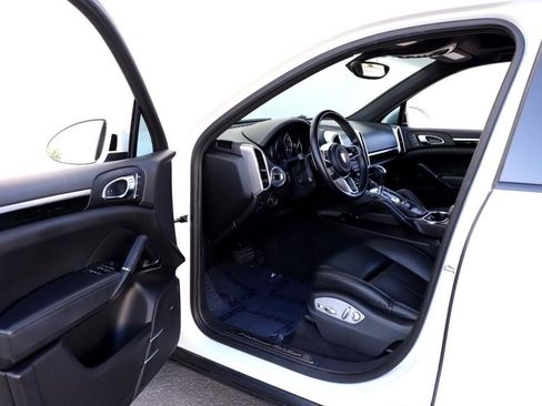 Used 2018 Porsche Cayenne Platinum Edition w/ Premium Package image 2