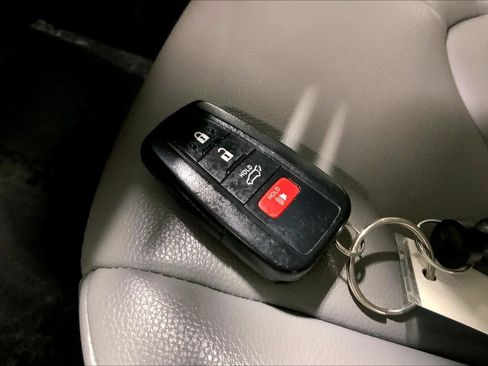 Used 2023 Toyota Highlander XLE AWD/4WD image 15
